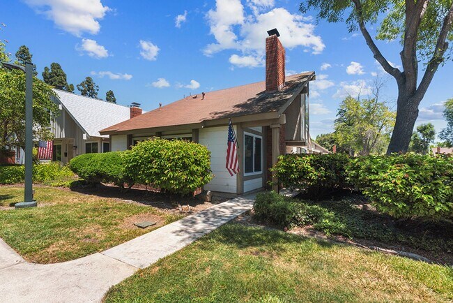 Building Photo - Spacious 3 Bed 2 Bath Townhome in Villa Po...