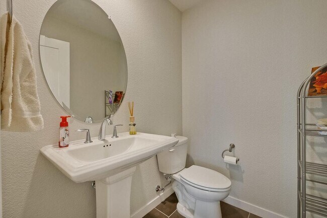 Building Photo - Spacious 4 bedrooms 4.5 bath town home for...