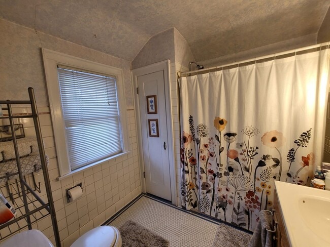 Building Photo - AVAILABLE JUNE 1st 2026 - 3 Bed 1 Bath Beautiful Woodland Home