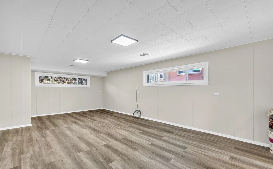 Building Photo - 11011 W Roosevelt Rd