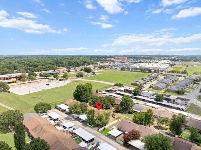 Building Photo - 1425 N Stoneridge Manor