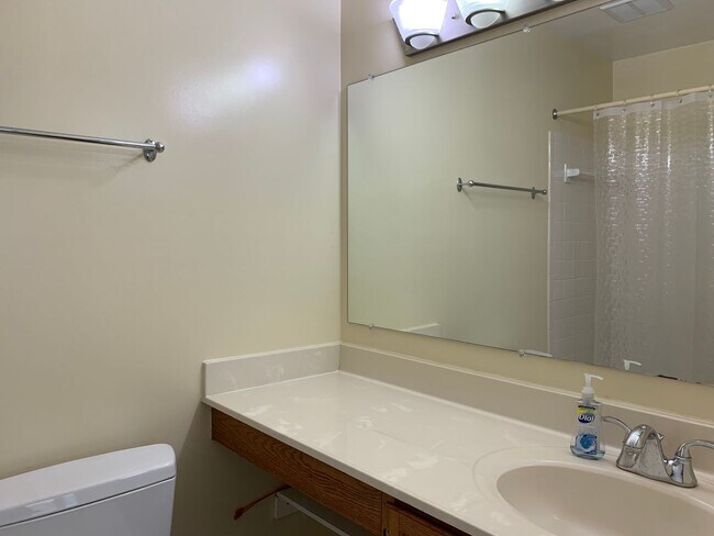 Building Photo - Spacious and Private Condo in The Oaks at ...