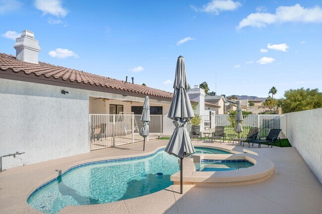 Building Photo - 4 Bedroom Pool Home on the Golf Course