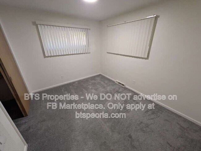 Building Photo - 622 W Laclaire Ln