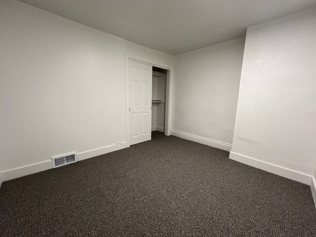 Building Photo - 821 Collins St