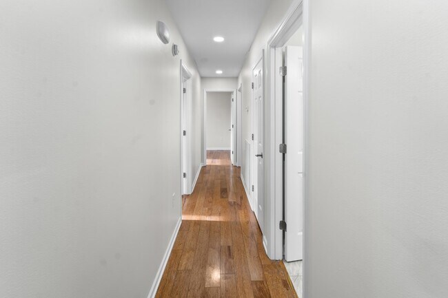 Building Photo - 983 Beverly Dr