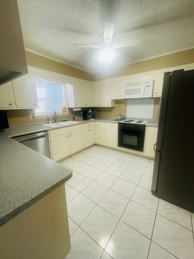 Building Photo - Move- In Ready