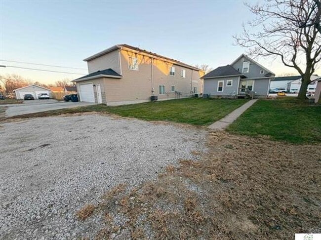 Building Photo - Spacious Home with Huge Backyard, Laundry included