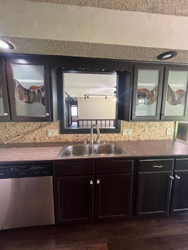 Building Photo - 4 bedroom/2 bath house