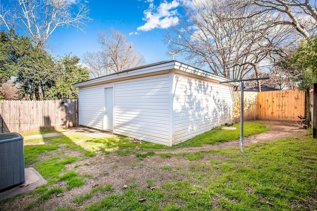 Building Photo - 7010 Kingsbury Dr