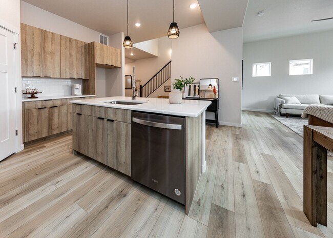Building Photo - 3 Bedroom End Unit Luxury Townhome in Moun...