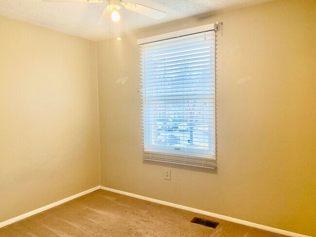 Building Photo - 3 Bedrooms Plus 2 Bonus Rooms!!! 2.5 Baths...