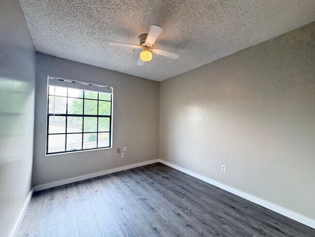 Building Photo - 3B/2.5B Townhome Unit ~ Beacon Hill Community ~ Carpet Free