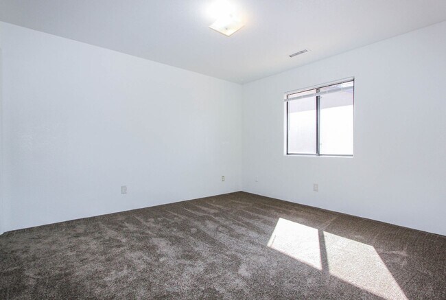 Building Photo - 8448 E Lakeshore Dr