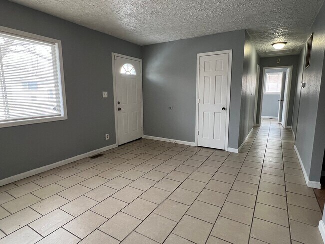 Building Photo - Far Eastside 3 Bedroom 1 Bath