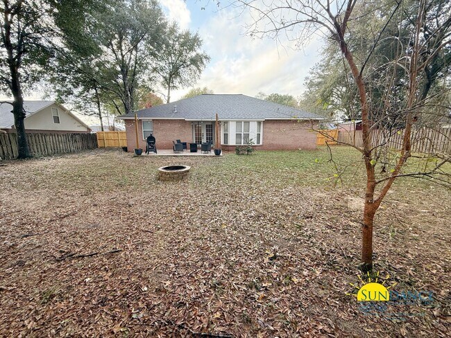 Building Photo - Charming Large 4-Bedroom Home in Crestview!