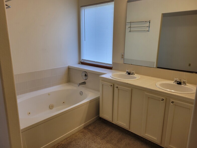 Building Photo - 5410 Balsam St