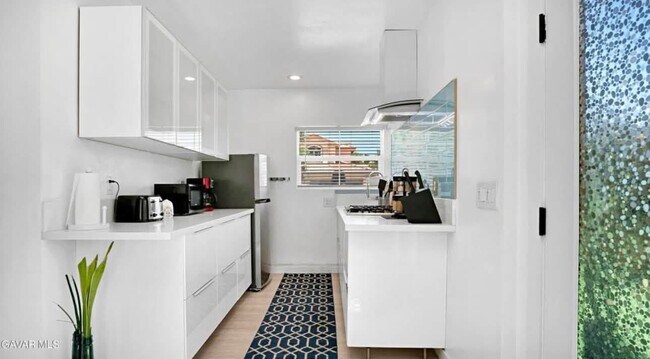 Building Photo - 2608 Overland Ave