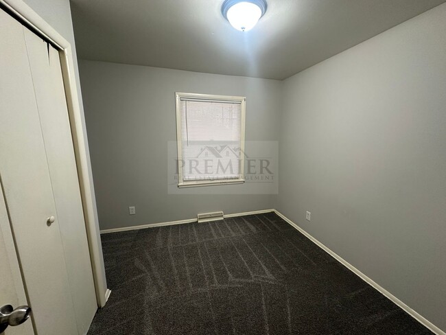 Building Photo - 3 bed / 2 1/2 bath house for rent-9720 Hil...