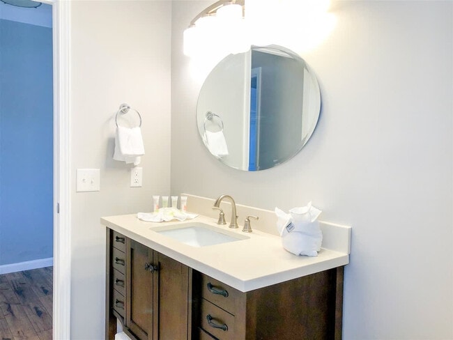 Building Photo - 5218 Beach Dr