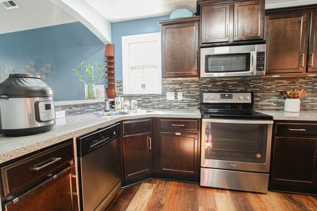 Building Photo - Pet Friendly Four Bedroom!