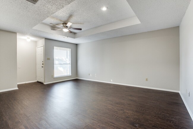 Building Photo - Hulen Park Humble Abode Duplex!