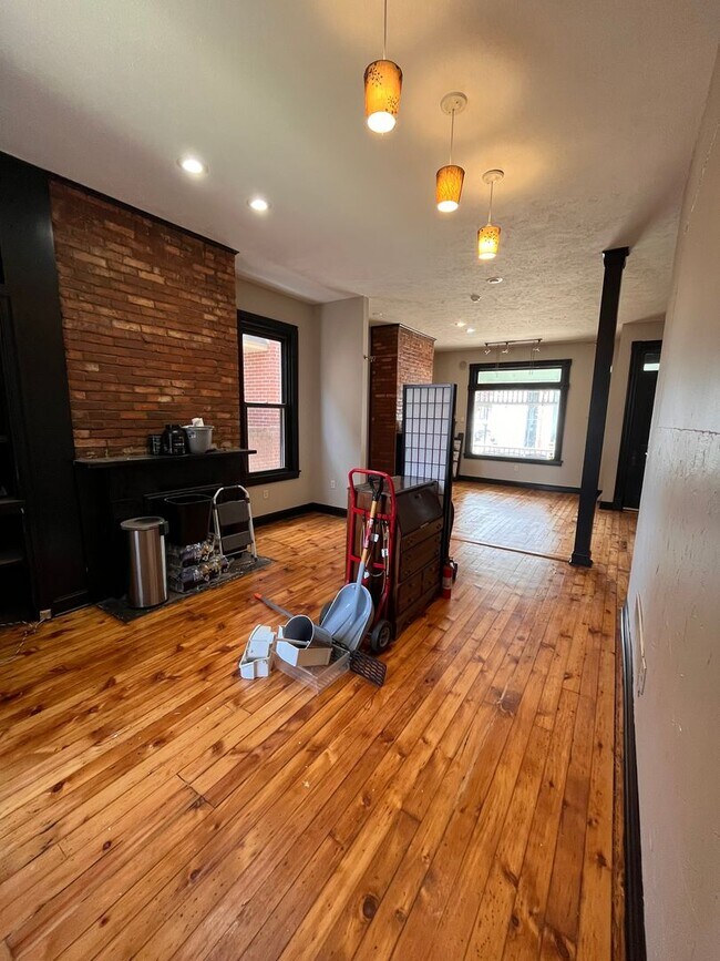 Building Photo - Large Home in ShadySide, Newly Rennovated!