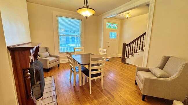 Building Photo - Historic Downtown 4 Bed 1.5 Bath Across fr...