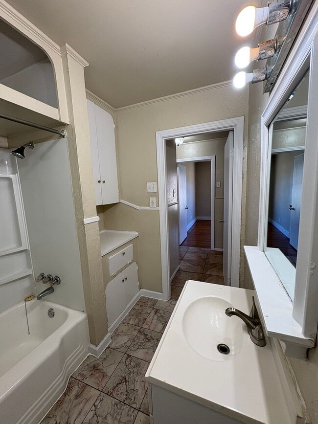 Building Photo - Amazing 4 bedroom/ 2bath house on beautiful lot!