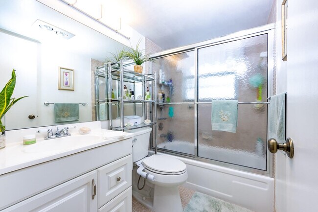 Building Photo - 369 Tilford Q