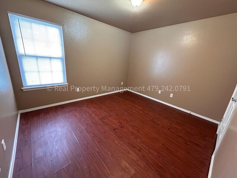 Building Photo - 320 Chateau Dr