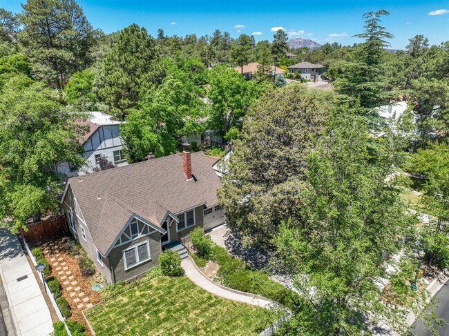 Building Photo - Live on Historic Park Avenue in this 2 Bed 1.5 Bath Single Family Home!