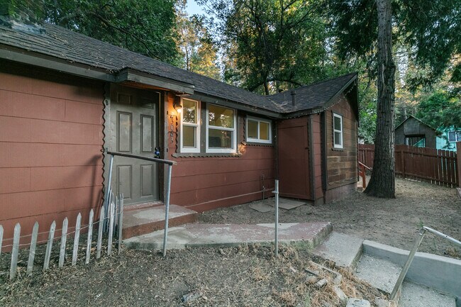 Building Photo - 23083 Hemlock Ln