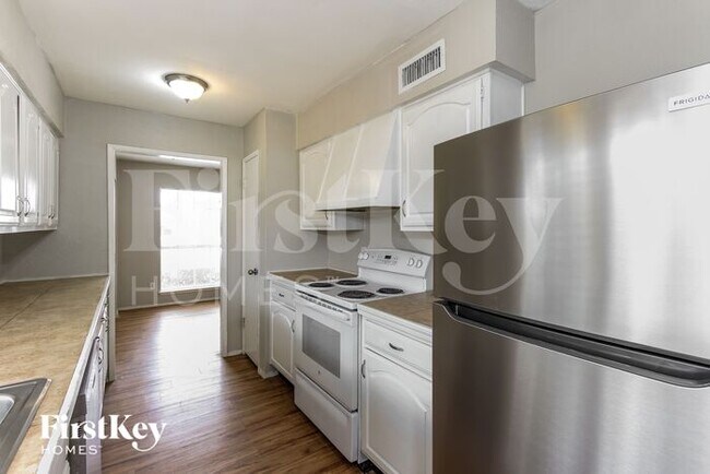 Building Photo - 3537 Rockcrest Dr