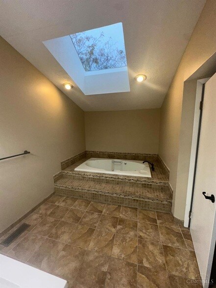 Building Photo - 9462 Hunters Creek Dr