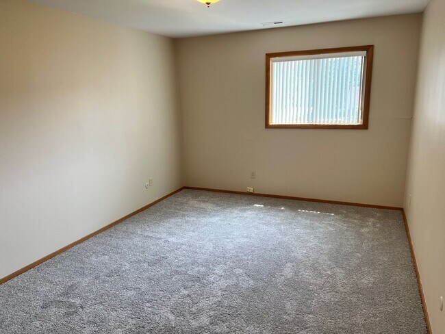 Building Photo - Cozy 2 Bedroom, 1 Bath Apartment with Balcony - Welcome Home!