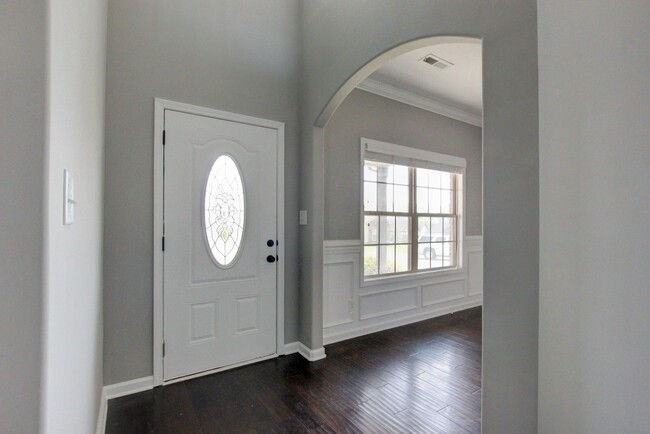 Building Photo - --AVAILABLE NOW! MOVE-IN READY!!!