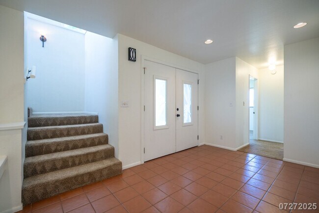 Building Photo - Beautiful and Large 3 bedroom 2.5 bath SFH...