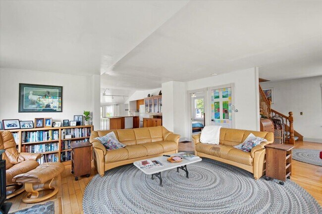 Building Photo - 627 W Rd