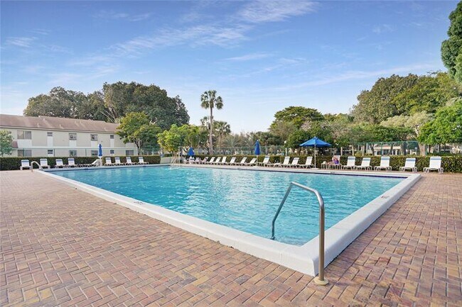 Building Photo - 102 Gardens Dr