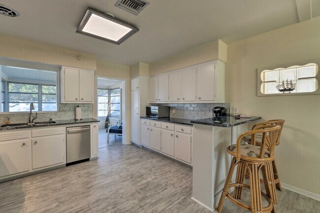 Building Photo - 1017 Pineland Ave