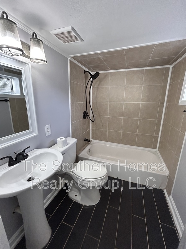 Building Photo - 1502 Richardson St