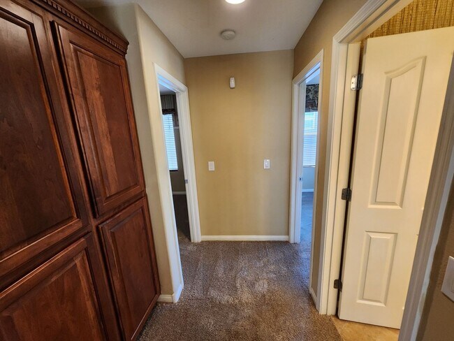 Building Photo - Stunning 4 Bed 3 Bath 2 Story Home with Loft