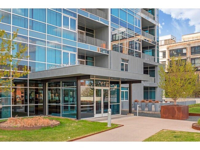 Building Photo - 345 6th Ave N