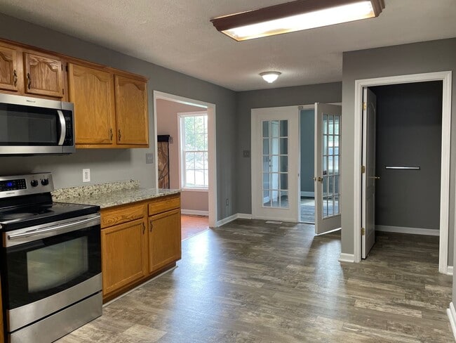 Building Photo - 3-4 Bed with 2 full baths and 2 car garage...
