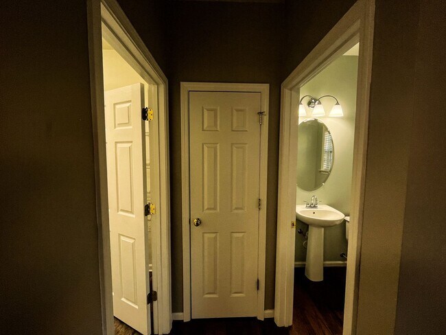 Building Photo - Gorgeous 4 Bedroom, 2 1/2 Bathroom Home in...