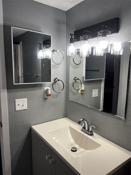 Building Photo - 100 Ross St