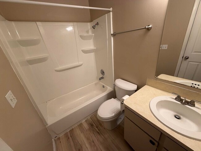 Building Photo - 460 E Elm St