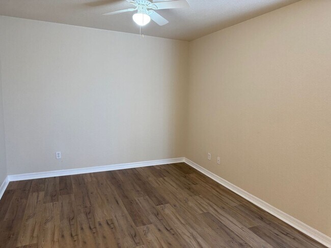 Building Photo - 2 Bedroom/2 1/2 Bathroom End Unit Apartment