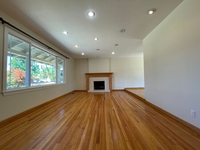 Building Photo - SUNNYVALE - Well Maintained 4 Bed 2.5 Bath